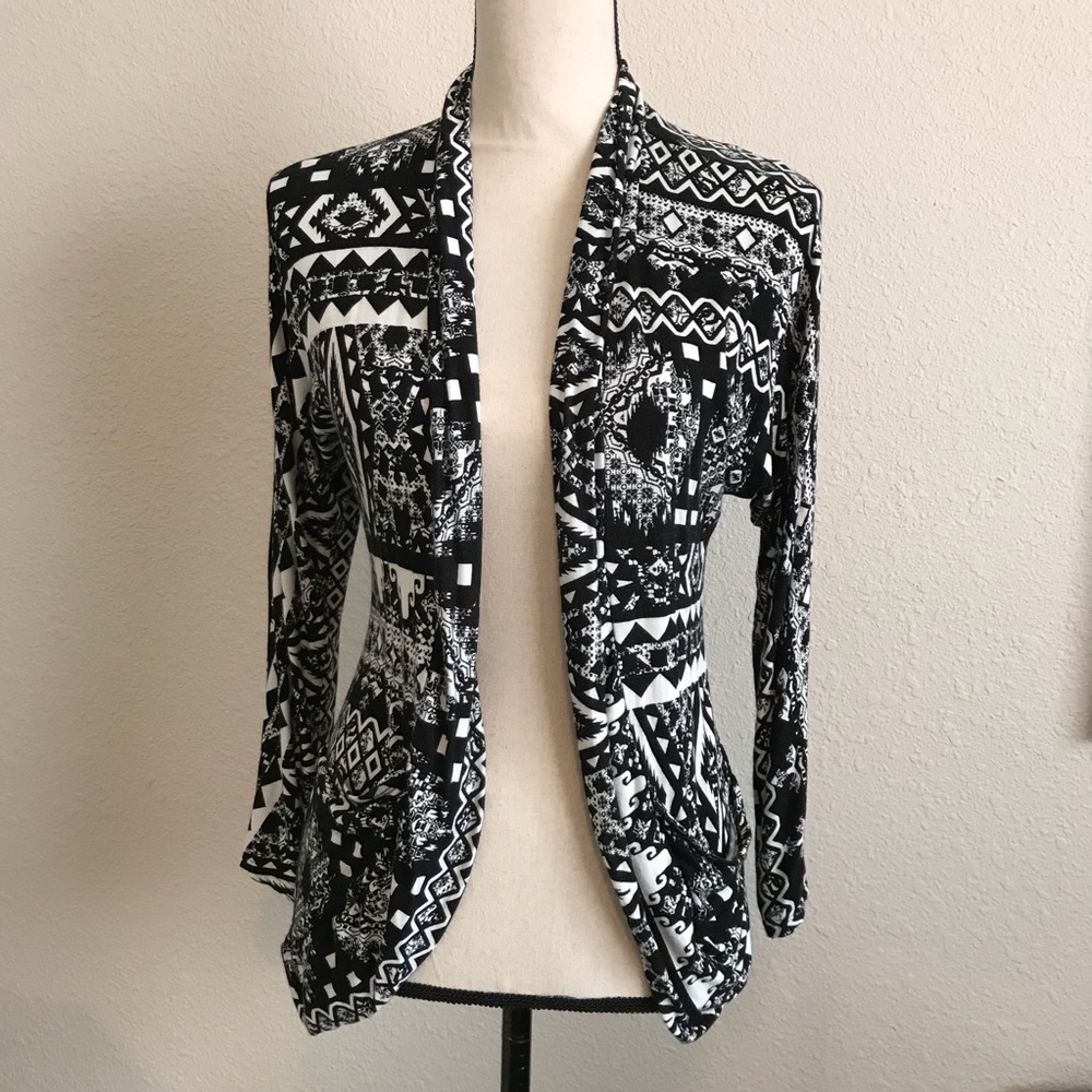 L8ter 8 open front shrug EUC -